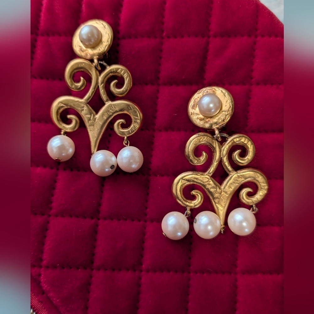 Oscar dela Renta Clip on Earrings - Picture 2 of 7